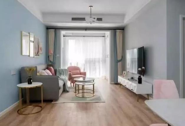 在北(běi)歐風(fēng)中加入粉色軟裝，看(kàn)著(zhe)就(jiù)充滿治愈感，愛(ài)上(shàng)這(zhè)樣的(de)家(jiā)了(le)